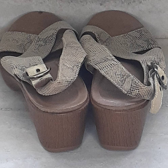 Dansko Taupe Snake Jacinda Nubuck Sandal Size 40 - Picture 3 of 10
